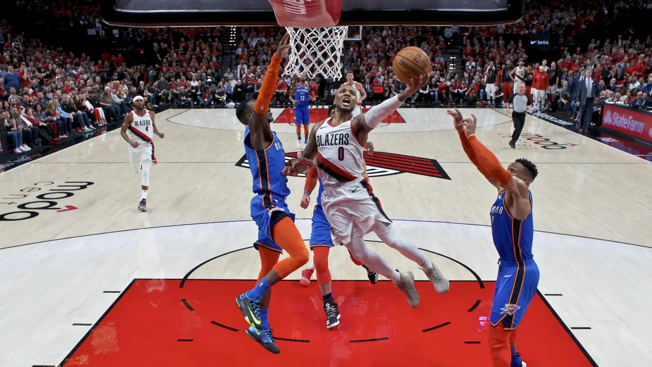 Aksi Damian Lillard saat Blazers mengalahkan Thunder