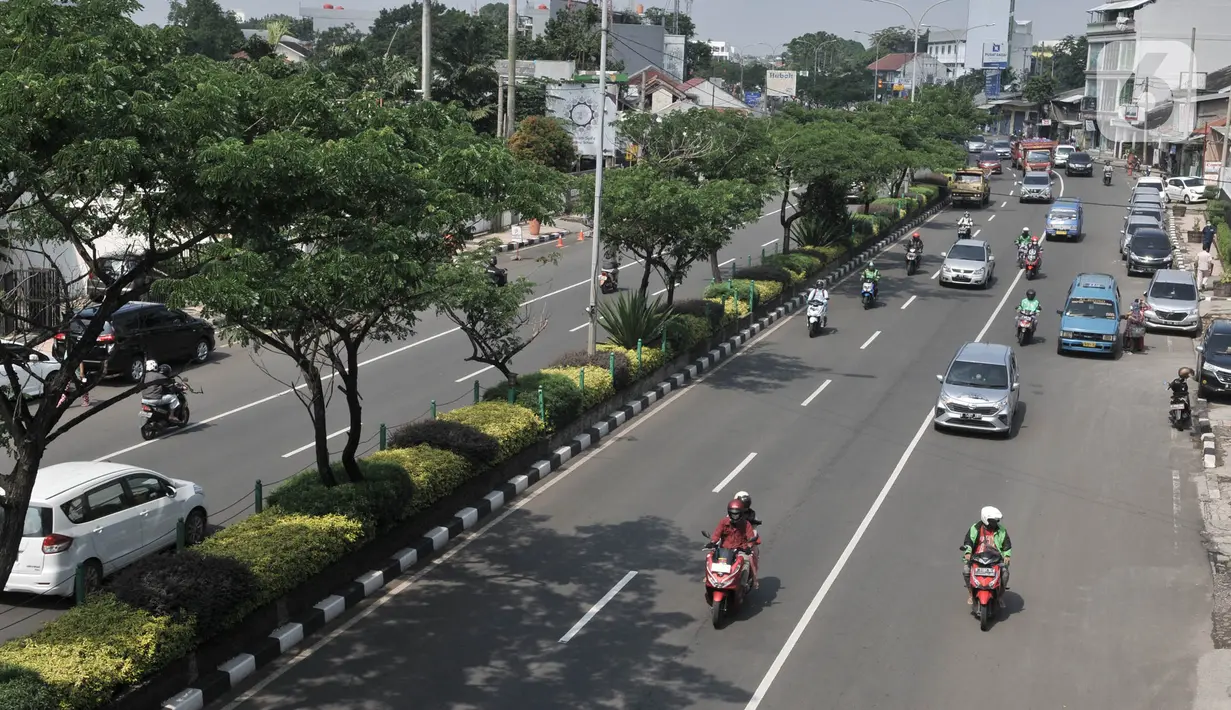 Arus lalu lintas kendaraan saat melewati Jalan Margonda Raya, Depok, Jawa Barat, Rabu (15/4/2020). Memasuki hari pertama penerapan Pembatasan Sosial Berskala Besar (PSBB), arus lalu lintas di Depok ramai lancar dikarenakan sejumlah kantor dan pertokoan tutup sementara. (merdeka.com/Iqbal S Nugroho)