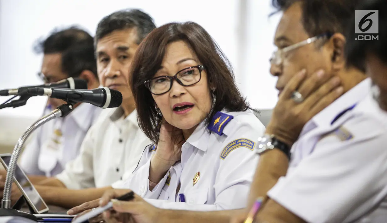 Dirjen Perhubungan Udara Polana B Pramesti memberikan keterangan terkait harga tiket pesawat di Gedung Kemenhub, Jakarta, Kamis (16/5/2019). Maskapai penerbangan nasional yang tidak menurunkan harga tiket pesawat rute domestiknya akan dikenai sanksi. (Liputan6.com/Faizal Fanani)