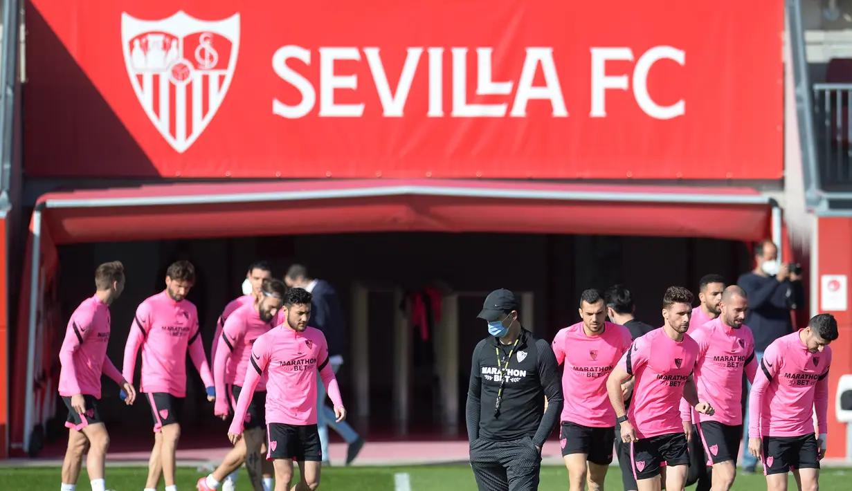 Para pemain Sevilla tiba menghadiri sesi latihan tim di tempat latihan Ciudad Deportiva Jose Ramon Cisneros Palacios,  Spanyol (16/2/2021). Sevilla akan bertanding melawan Borrusia Dortmund pada leg pertama babak 16 besar Liga Champions di Estadio Ramón Sánchez Pizjuán. (AFP/Cristina Quicler)