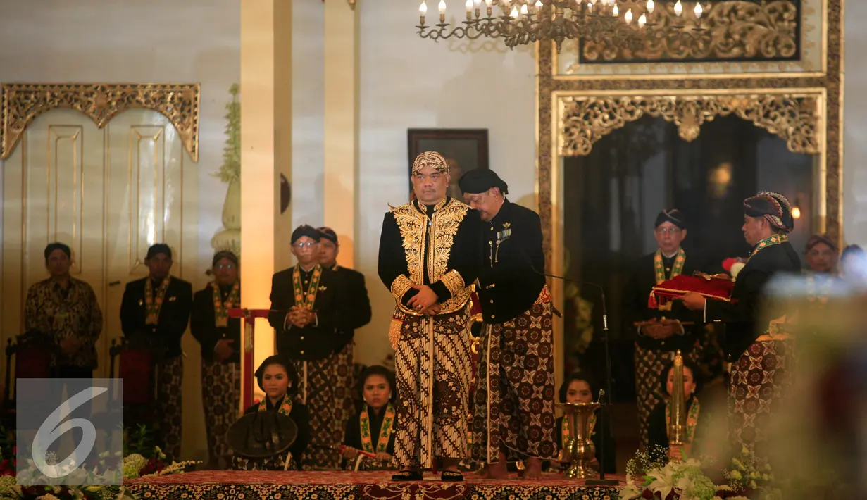 KGPH Prabu Suryodilogo Menerima pusaka keris Kyai Buntit sebagai simbol Raja kadipaten Puro Pakualaman di Bangsal Sewotomo, Yogyakarta, Kamis (7/1/2016). KGPH Prabu Suryodilogo  memperoleh gelar gelar KGPAA Paku Alam X. (Liputan6.com/Boy Harjanto)