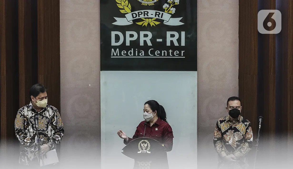 Ketua DPR Puan Maharani (tengah) didampingi Ketua Umum DPP Partai Golkar Airlangga Hartarto (kiri) saat menyampaikan keterangan pers terkait pergantian Wakil Ketua DPR Azis Syamsuddin di Media Center DPR, Jakarta, Rabu (29/9/2021). (Liputan6.com/Johan Tallo)