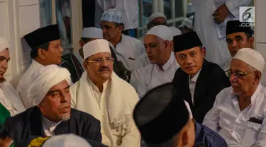 Capres nomor urut 02 Prabowo Subianto dan Komandan Kogasma Partai Demokrat Agus Harimurti Yudhoyono (AHY) saat menghadiri Maulid Nabi sekaligus haul Habib Ali bin Abdurrahman Al-Habsyi Kwitang di Kwitang, Jakarta, Kamis (6/12). (Liputan6.com/FaizalFanani)