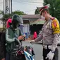 Jajaran Lantas Polres Cirebon Kota menggelar pra penyekatan di pertigaan Kedawung Pantura Cirebon kepada pengendara yang mudik di awal. Foto (Liputan6.com / Panji Prayitno)