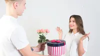 Ilustrasi pasangan, pacar, romantis, ulang tahun, kado. (Image by Freepik)
