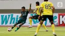 Gelandang Persikabo 1973, Ahmad Nufiandani (kiri) melepaskan tendangan di depan striker Barito Putera, Amiruddin Bagas Kaffa dalam laga matchday ke-3 Grup A Piala Menpora 2021 di Stadion Manahan, Solo, Selasa (30/3/2021). Barito dan Persikabo 1973 bermain imbang 2-2. (Bola.com/Ikhwan Yanuar)