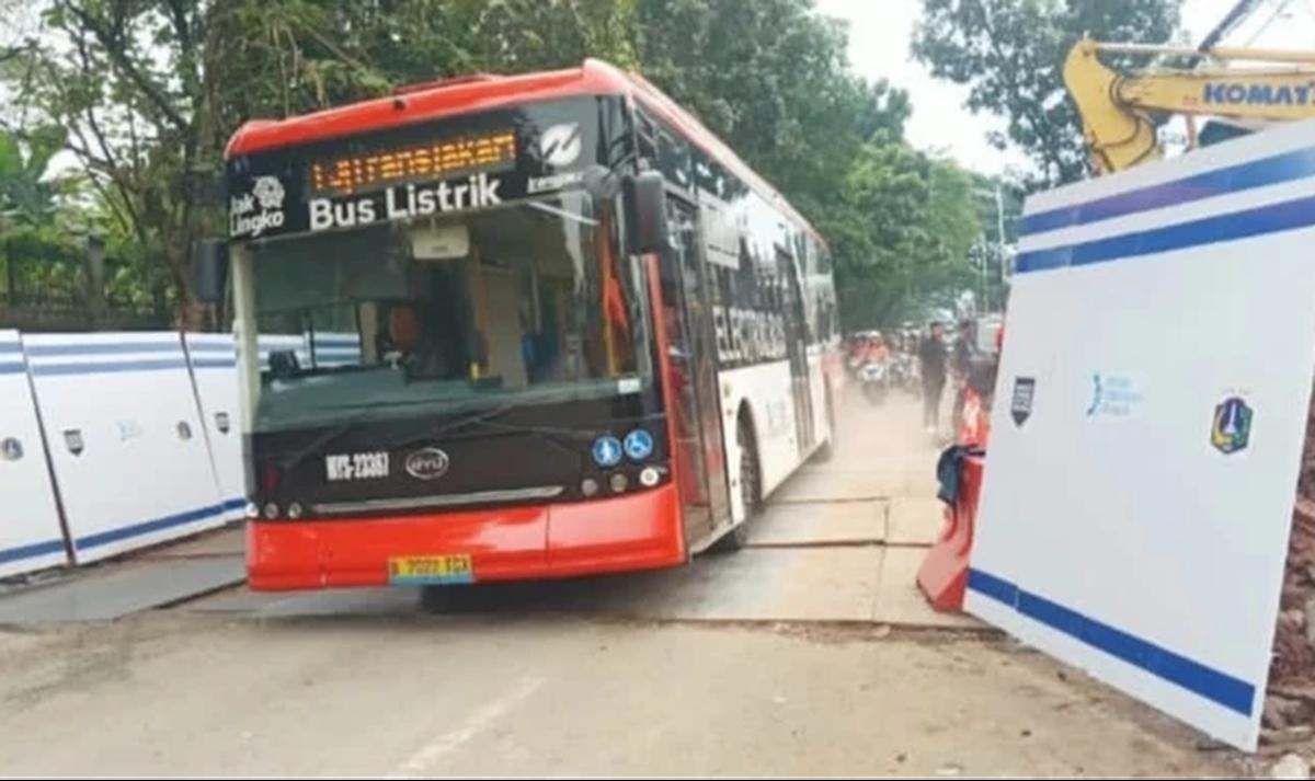 perbaikan jalan lenteng agung amblas