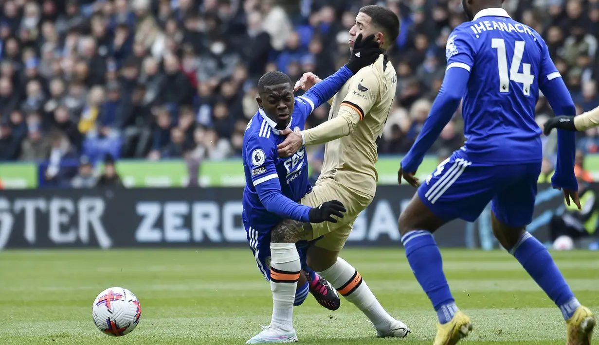 Pemain Chelsea, Enzo Fernandez, berebut bola dengan pemain Leicester City, Nampalys Mendy,  dalam pekan ke-27 Premier League di Stadion King Power, Sabtu (11/3/2023). Terbaru, Enzo dkk berhasil menggulung tuan rumah Leicester City di Premier League 2022/2023. (AP Photo/Rui Vieira)