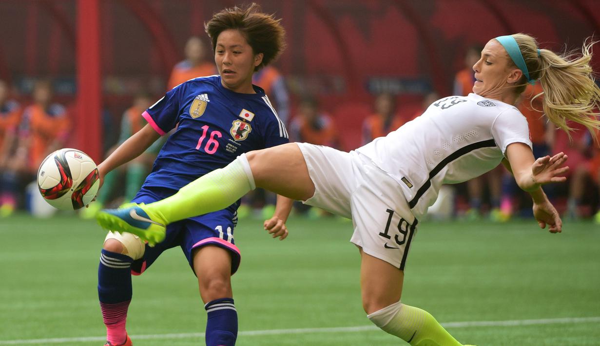 Bek AS, Julie Johnston (19) menendang bola dari kejaran pemain Jepang, Iwabuchi di final Piala Dunia wanita di BC Place, Vancouver, Kanada, Senin (6/7/2015). Amerika mengalahkan Jepang dengan skor 5-2. (Reuters/Anne Marie Sorvin)