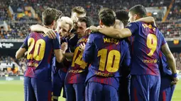 1. Barcelona - Mengeluarkan 6,8 juta poundsterling per pekan. (AP/Alberto Saiz)