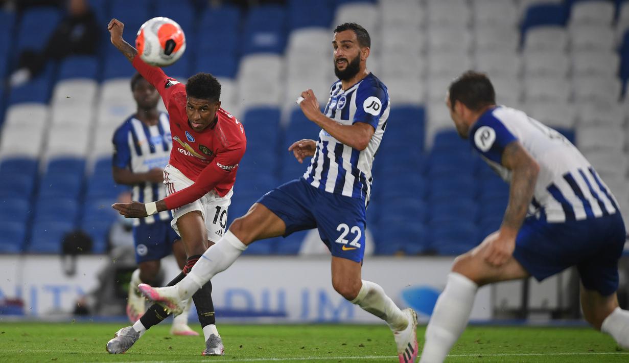 Striker Manchester United, Marcus Rashford, melepaskan tendangan ke arah gawang Brighton pada laga Premier League pekan ke-32 di Stadion Falmer, Rabu (1/7/2020) dini hari WIB. Manchester United menang 3-0 atas Brighton. (AFP/Mike Hewitt/pool)
