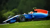 Pebalap Manor Racing, Rio Haryanto, sedang beraksi pada sesi latihan bebas F1 GP Austria di Red Bull Ring. (Bola.com/Twitter/ManorRacing)