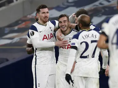 Pemain Tottenham merayakan gol yang dicetak Harry Winks ke gawang Ludogorets pada laga lanjutan Grup J Liga Europa di Tottenham Hotspur Stadium, Jumat (27/11/2020) dini hari WIB. Tottenham menang 4-0 atas Ludogorets. (AFP/Ian Kington/pool)