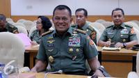Panglima TNI Jenderal Gatot Nurmantyo sebelum mengikuti Rapat Dengar Pendapat Umum dengan Panitia Khusus (Pansus) RUU Pemilu di Gedung Nusantara II, Kompleks Parlemen Senayan, Jakarta Pusat, Selasa (13/12). (Liputan6.com/JohanTallo)