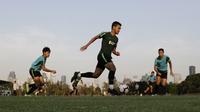 Pemain Timnas Indonesia U-22, Muhammad Rafli, menggiring bola saat latihan di Lapangan G, Senayan, Jakarta, Sabtu (5/10). Latihan ini merupakan persiapan menjelang SEA Games 2019. (Bola.com/Yoppy Renato)