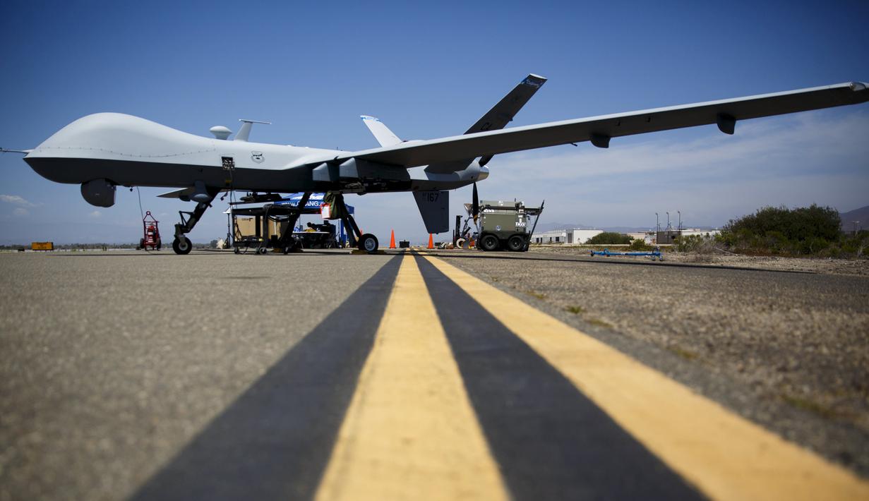 General Atomics MQ - 9 Reaper terparkir di landasan pacu sebelum uji coba demonstrasi 'Black Dart' di Naval Base Ventura County Sea Range, California, Jumat (31/7/2015). (REUTERS/Patrick T. Fallon)