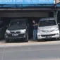 Seorang pria saat tengah berdiri di depan showroom penjualan mobil bekas di kawasan Depok, Rabu (1/7/2015). Menjelang Lebaran, tingkat penjualan mobil bekas hanya meningkat sekitar 10-15%. (Liputan6.com/Herman Zakharia)