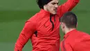 Pemain depan Paris Saint-Germain Edinson Cavani (kiri) melakukan peregangan saat sesi latihan di Saint-Germain-en-Laye, Paris, Prancis, Selasa (5/3). PSG siap menjamu Manchester United (MU) pada leg kedua babak 16 besar Liga Champions. (Franck Fife/AFP)