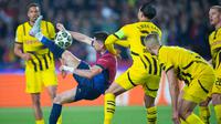 Gol-gol Barcelona dicetak oleh Raphinha, Robert Lewandowski dan Lmine Yaamal. Lewandowski mencetak brace di pertandingan ini. (AP Photo/Emilio Morenatti)