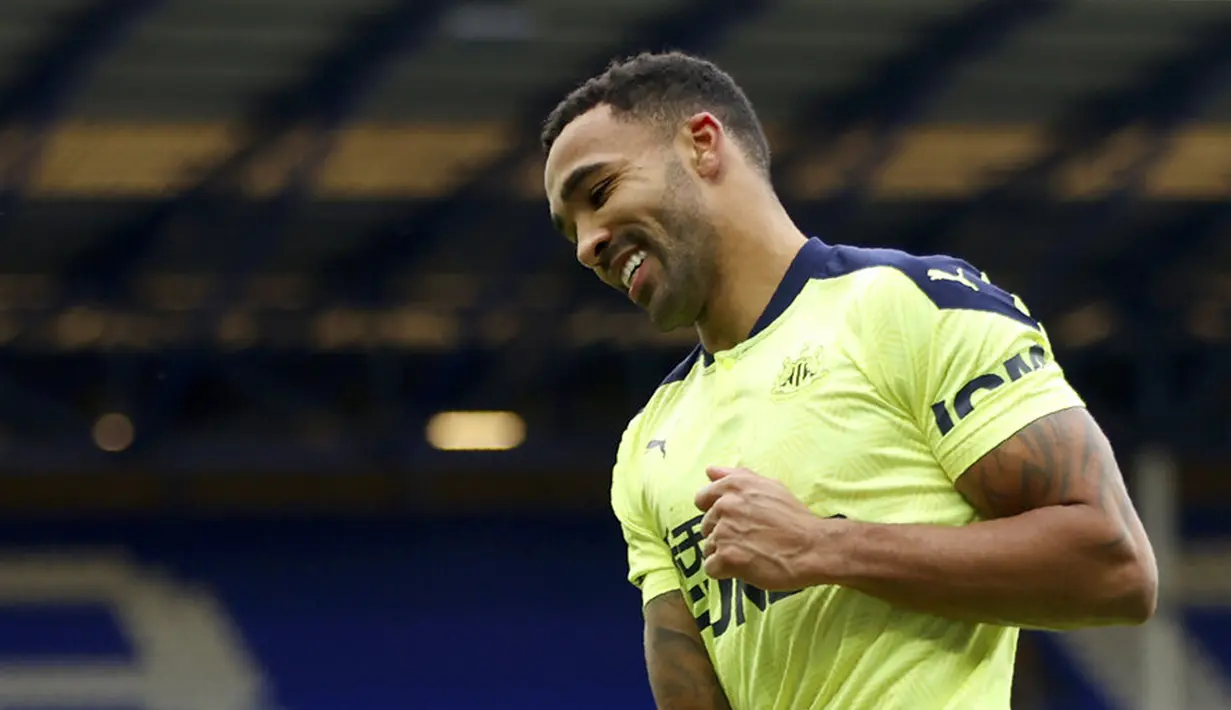 Reaksi pemain Newcastle United Callum Wilson usai mencetak gol ke gawang Everton pada pertandingan Liga Inggris di Goodison Park, Liverpool, Inggris, Sabtu (30/1/2021). Newcastle United menang 2-0. (Clive Brunskill/Pool via AP)