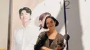 Berpose dengan poster idolanya, Gong Yoo, Putri Marino tampil chic dengan cardigan, tank top, dan high waisted jeans. Shoulder bag hitam pun melengkapi penampilannya.  (Instagram/putrimarino)