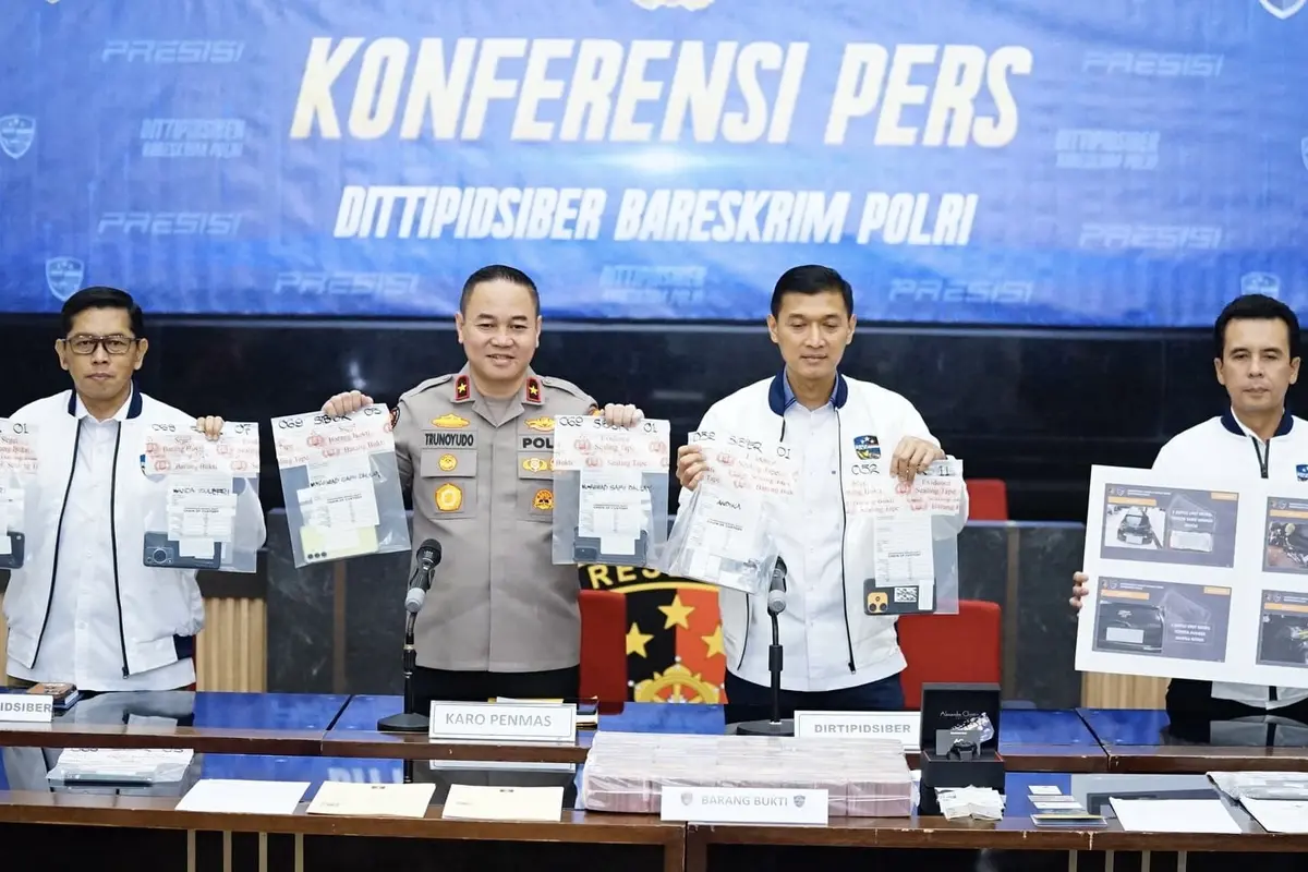 Dirtipid Siber Bareskrim Polri Brigjen Himawan Bayu Aji (kedua dari kanan) (Istimewa)