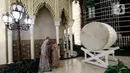 Pengunjung berswafoto saat melihat-lihat instalasi Istana Alhambra di Mal Senayan City, Jakarta Pusat, Kamis (15/4/2022). Instalasi megah setinggi 14 meter itu merupakan perwujudan dari tema The Divine Ramadan yang dibuat untuk menyemarakkan bulan puasa. (Liputan6.com/Herman Zakharia)