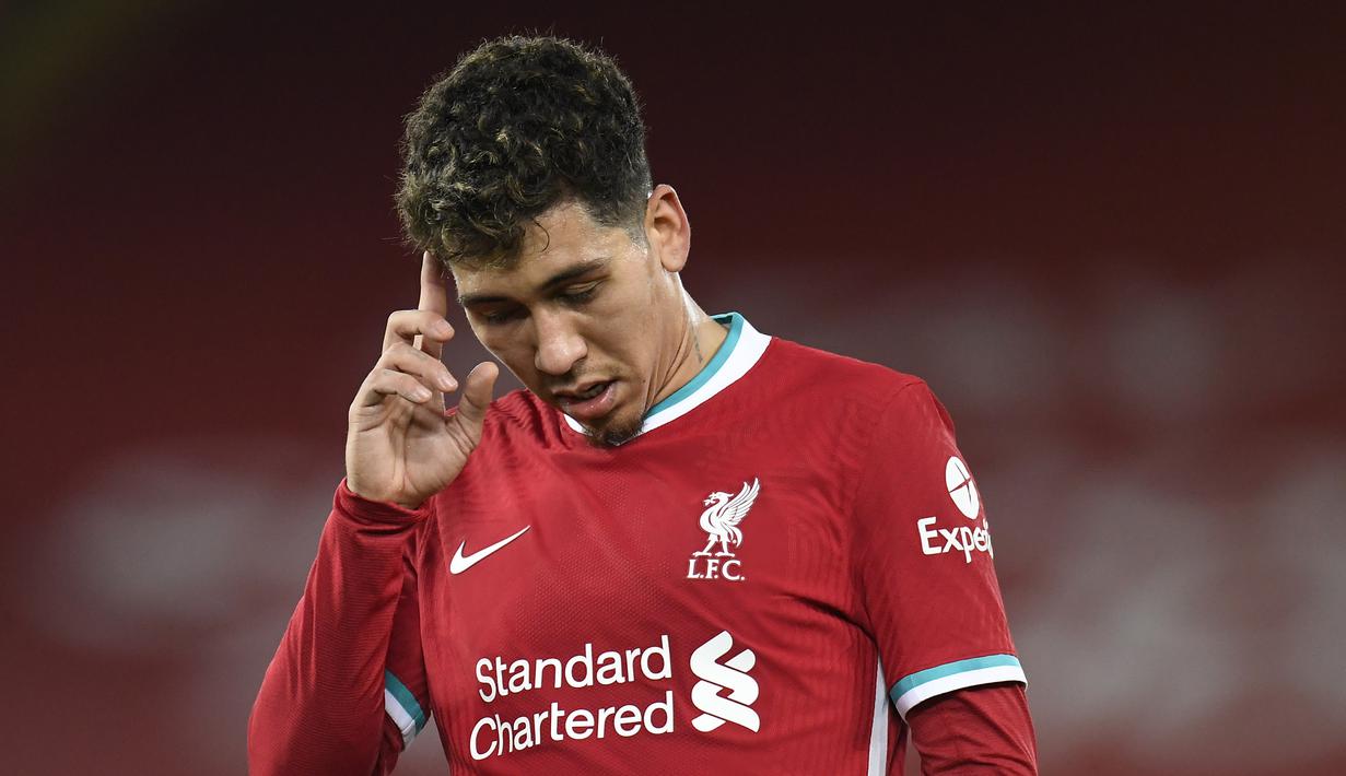 Gelandang Liverpool, Roberto Firmino tertunduk kecewa saat menghadapi Burnley dalam laga lanjutan Liga Inggris 2020/21 di Anfield Stadium, Kamis (21/1/2021). Liverpool kalah 0-1 dari Burnley. (AFP/Peter Powell/Pool)