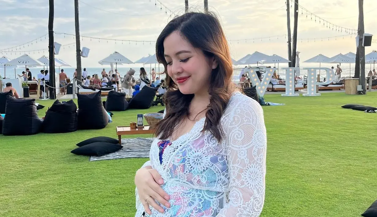 <p>Liburan ke pantai tetap stylish dengan cardigan lace yang cantik dan manis ala Tasya Kamila. [IG Tasya Kamila]</p>