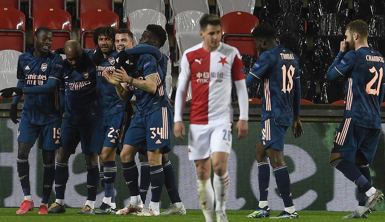 Para pemain Arsenal merayakan gol keempat ke gawang Slavia Praha yang dicetak striker Alexandre Lacazette (kedua dari kiri) dalam laga leg kedua perempatfinal Liga Europa 2020/2021 di Sinobo Stadium, Praha, Kamis (15/4/2021). Arsenal menang 4-0 atas Slavia Praha. (AFP/Michal Cizek)