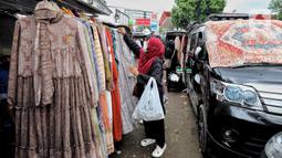 Jelang bulan suci Ramadan penjualan busana muslim di area Pasar Tasik, Tanah Abang, Jakarta mengalami peningkatan hingga 50 persen. (Liputan6.com/Angga Yuniar)