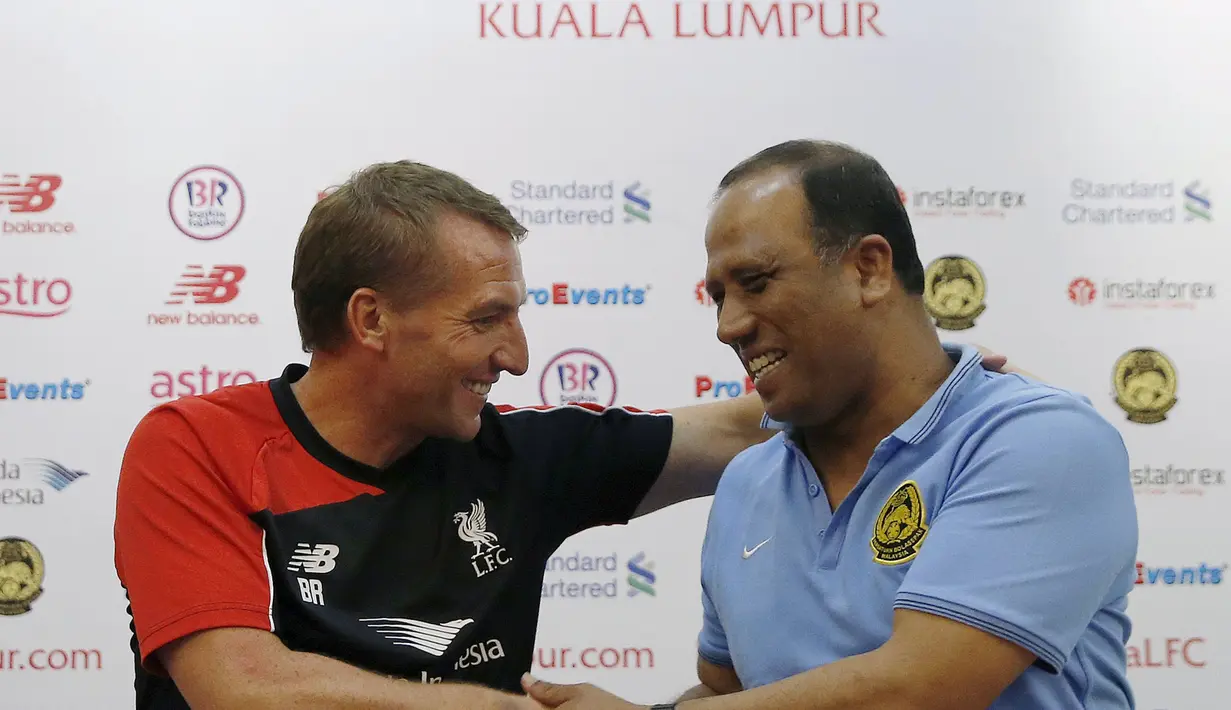 Pelatih Liverpool Brendan Rogers berjabat tangan dengan pelatih tim Malaysia XI Dollah Saleh saat jumpa pers di Kuala Lumpur, Malaysia, Rabu  (22/7/ 2015). Liverpool akan bertanding melawan tim Malaysia XI pada 24 Juli.(REUTERS/Olivia Harris)