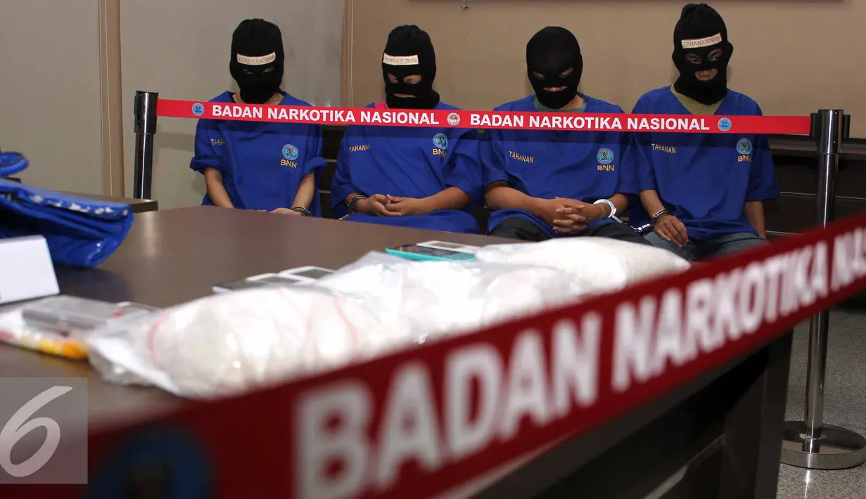 Sejumlah tersangka dihadirkan saat rilis penangkapan 6.642 gram jenis sabu di gedung BNN, Jakarta, Jumat (7/8/2015). Empat tersangka diamankan BNN dari dua lokasi yang berbeda Depok dan Johar Baru-Jakarta Pusat.  (Liputan6.com/Helmi Afandi)