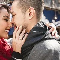 Tyas Mirasih bersama tunangannya, Raiden Soedjono sedang merayakan dua tahun hubungannya. Foto-foto romantis keduanya dibagikan dalam akun media sosial. Keduanya merayakan di Jepang. (Instagram/tyasmirasih)