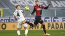 Pemain Juventus Matthijs de Ligt berebut bola dengan pemain Genoa Marko Pjaca pada pertandingan Serie A Italia di Stadion Luigi Ferraris, Genoa, Italia, Minggu (13/12/2020). Juventus menang 3-1. (Tano Pecoraro/LaPresse via AP)