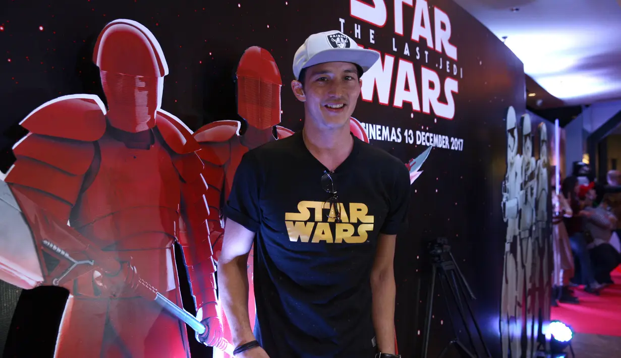 Kesibukannya pada akhir tahun ini membuat Mike Lewis tak bisa berkumpul bersama keluarganya. Jauh dari keluarga saat Natal, membuat Mike merasakan sedih. (Nurwahyunan/Bintang.com)