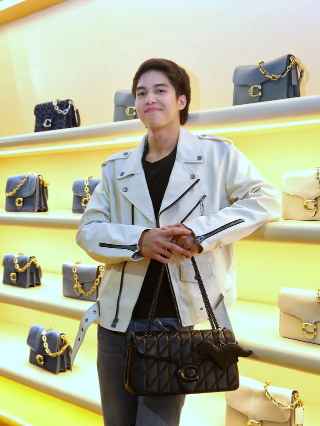 Potret El Rumi dan Syifa Hadju Kompak Tampil Stylish di The Coach Tabby Shop Jakarta, Couple Look yang Bikin Hati Meleleh