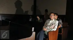Jero Wacik tersenyum ke kamera saat Menanti Persidangan lanjutan di Pengadilan Tipikor, Jakarta Pusat, Kamis (3/12). Dalam sidang lanjutan kali ini hanya menghadirkan saksi ahli dari BPK andi Rahmat Zubair. (Liputan6.com/Helmi Afandi)