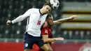 Gelandang Inggris, Jack Grealish berebut bola udara dengan bek Belgia, Toby Alderweireld pada pertandingan UEFA Nations League di stadion King Power di Leuven, Belgia, Minggu (15/11/2020). Belgia menang atas Inggris 2-0. (AP Photo/Francisco Seco)