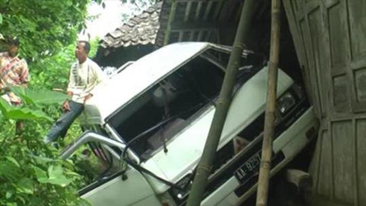 Jatuh dari tebing setinggi 4 meter, minibus hantam rumah warga