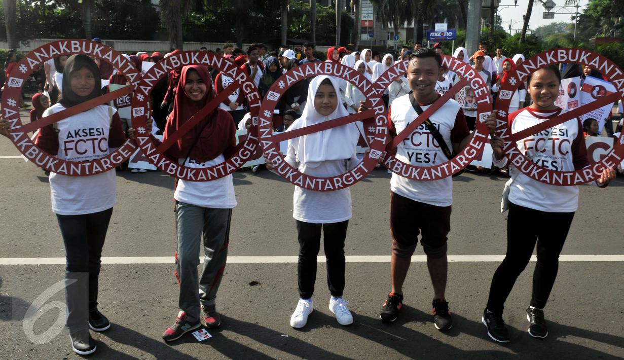 Massa yang tergabung dari Lentera Anak Indonesia menggelar aksi solidaritas di Bundaran HI Jakarta, Minggu (24/7). Memperingati Hari Anak, mereka meminta Presiden Jokowi melindungi anak-anak Indonesia dari dampak konsumsi rokok. (Liputan6.com/Johan Tallo)