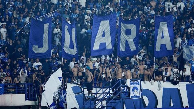 Aksi suporter Persib Bandung pada laga leg 1 final Championship Series BRI Liga 1 2023/2024 versus Madura United di Stadion Si Jalak Harupat, Minggu (26/5/2024). (c) Bola.net/M Iqbal Ichsan