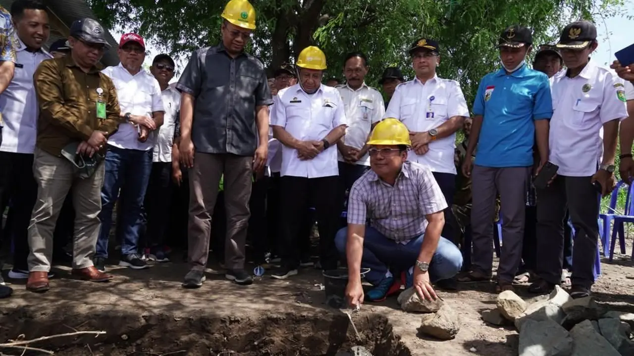 Kepala Badan Pangan Nasional Arief Prasetyo Adi melakukan peletakan batu pertama Pembangungan Pelabuhan Teluk Santong, Sumbawa, Nusa Tenggara Barat (NTB). (Dok Bapanas)