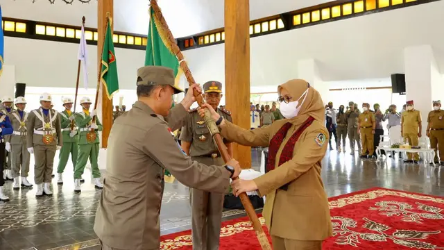 Bupati Banyuwangi Ipuk Fiestiandani menyerahkan bendera pata Provinsi Jawa Timur ke Kepala Satpop PP Banyuwangi Wawan Yadmadi untuk dibawa ke Kabupaten Jember (Istimewa)