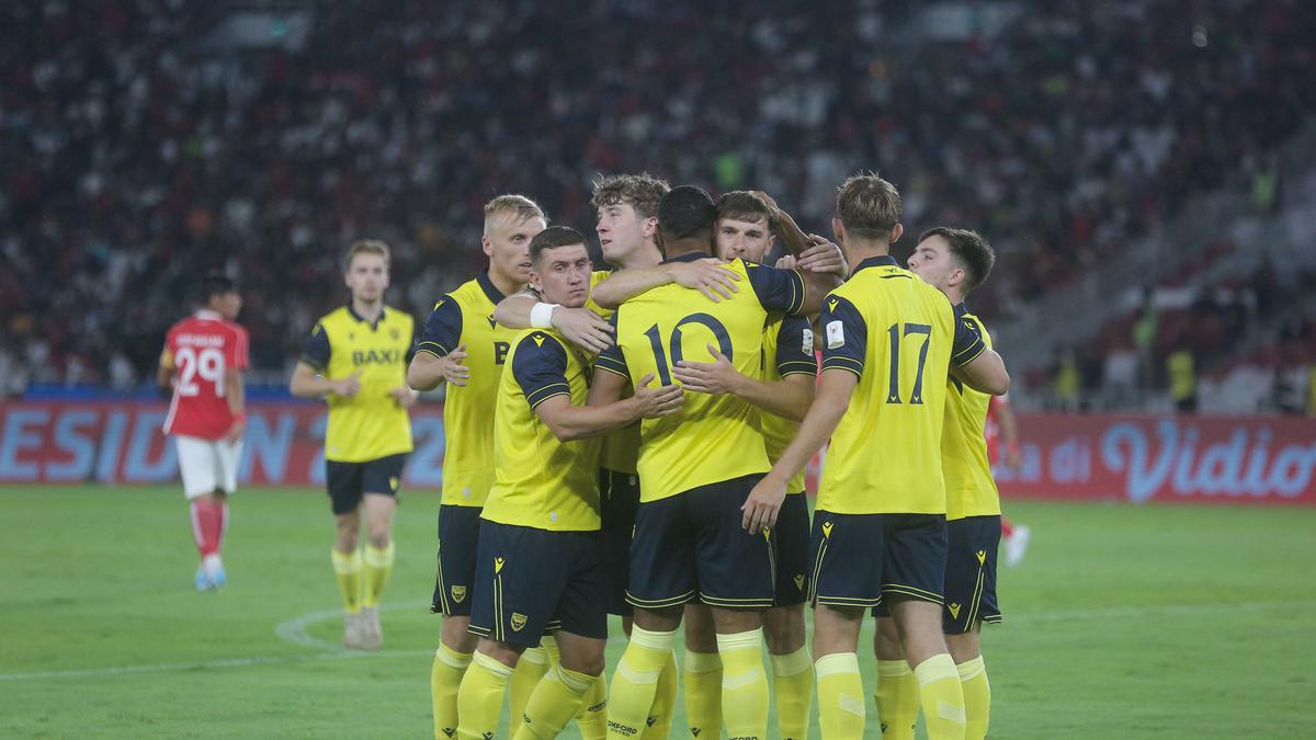 Pelatih Oxford United Takjub dengan 40 Ribu Suporter Indonesia: Pemain Lihat Kembang Api, Lagu Kebangsaan, hingga Erick Thohir Membuka Laga