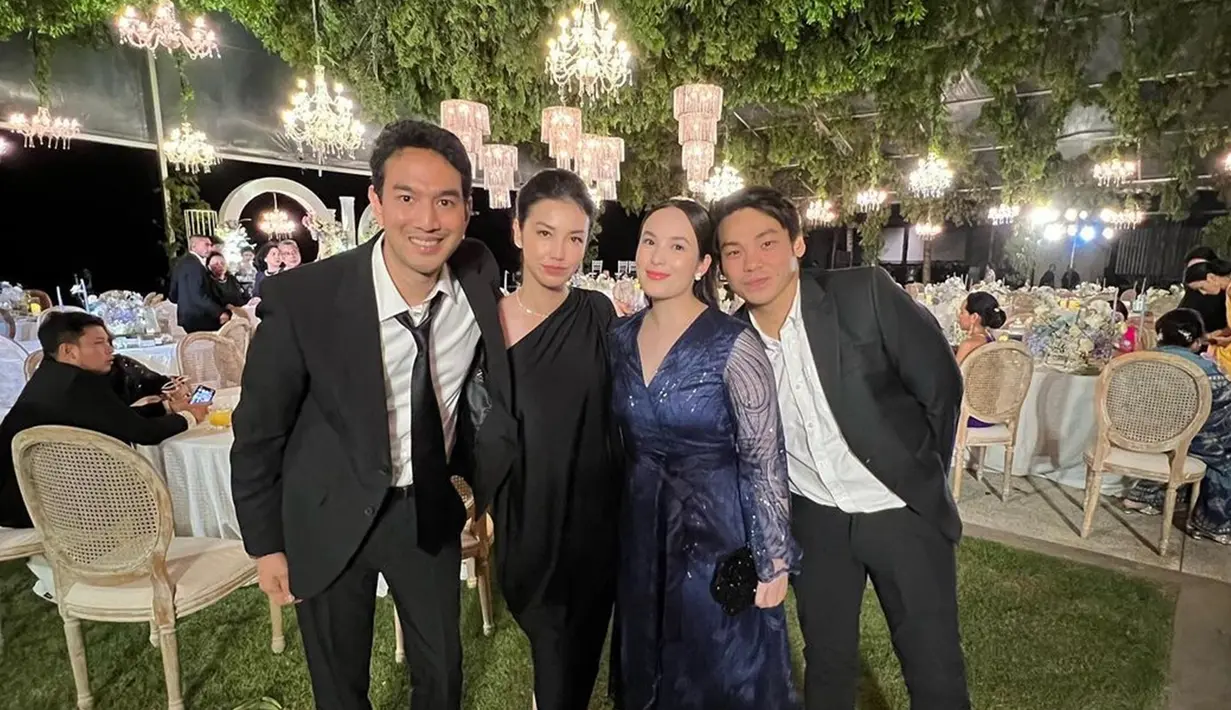 Selanjutnya, Chelsea dan Rob bertemu dengan Velove Vexia beserta suaminya. Dalam kesempatan ini, Chelsea tampil menawan mengenakan dress biru yang terlihat cocok dengan tema acara pernikahan yaitu garden party. Di sini, kebersamaan Velove dan sang suami juga tak luput dari perhatian netizen. (Liputan6.com/IG/@robclintonkardinal)