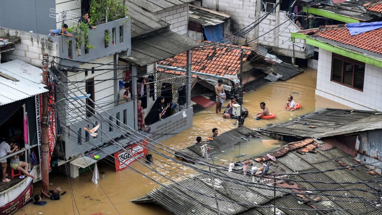 Banjir seatap rumah di Pasar Minggu