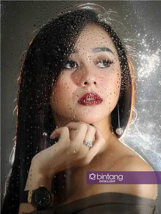 "Film ini banyak maknanya, banyak messagenya untuk penonton. Dari pertama dapat sinopsis dan skenario langsung nggak pakai mikir, langsung aku ambil," ujar Aura Kasih saat bertandang ke redaksi Bintang.com. (Bambang E. Ros/Bintang.com)