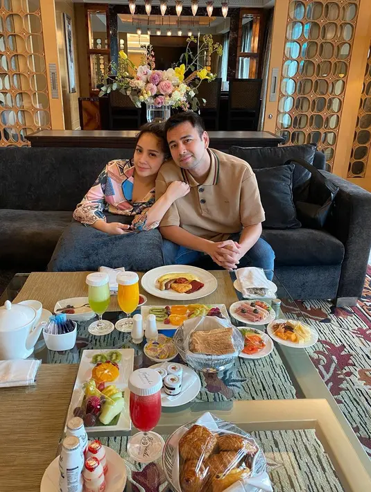 "Selebihnya itu ya kita teman aja. Jadi nggak pernah kegeeran (kalau di-BBM/SMS Raffi), nggak dimasukin hati. Jadi nggak pernah anggap kalau dia ngedeketikn itu serius," pungkas Nagita Slavina. (Instagram/raffinagita1717)