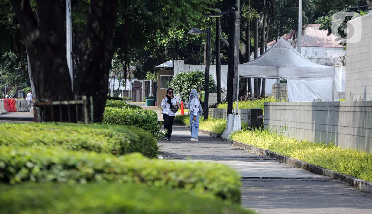 Penantian panjang para pejalan kaki untuk mendapatkan haknya berjalan di trotoar Jalan Medan Merdeka Selatan, Jakarta Pusat, tepatnya di depan Kedubes AS berakhir sudah. (Liputan6.com/Faizal Fanani)